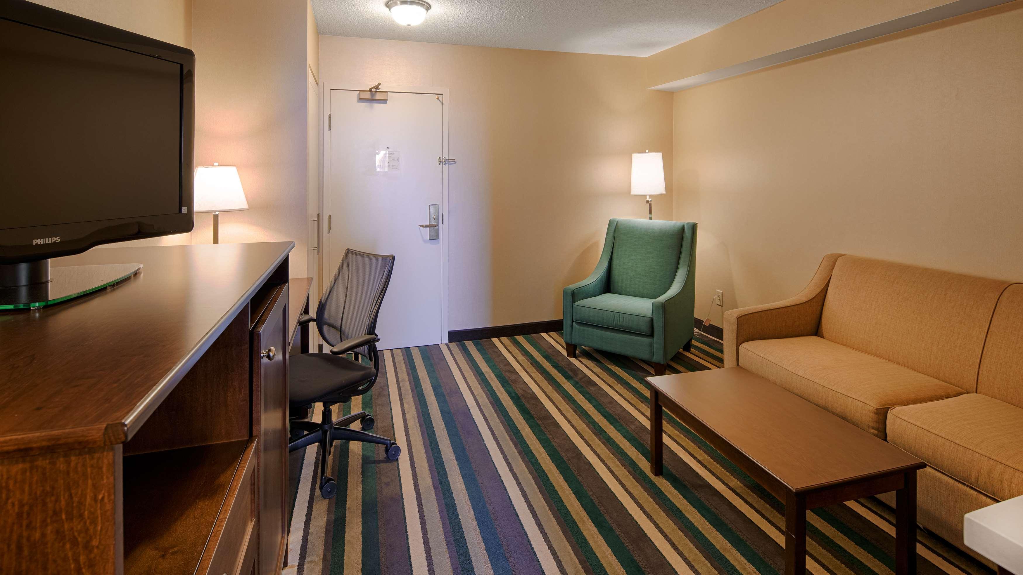 Best Western Plus Winnipeg Airport Hotel Exterior photo