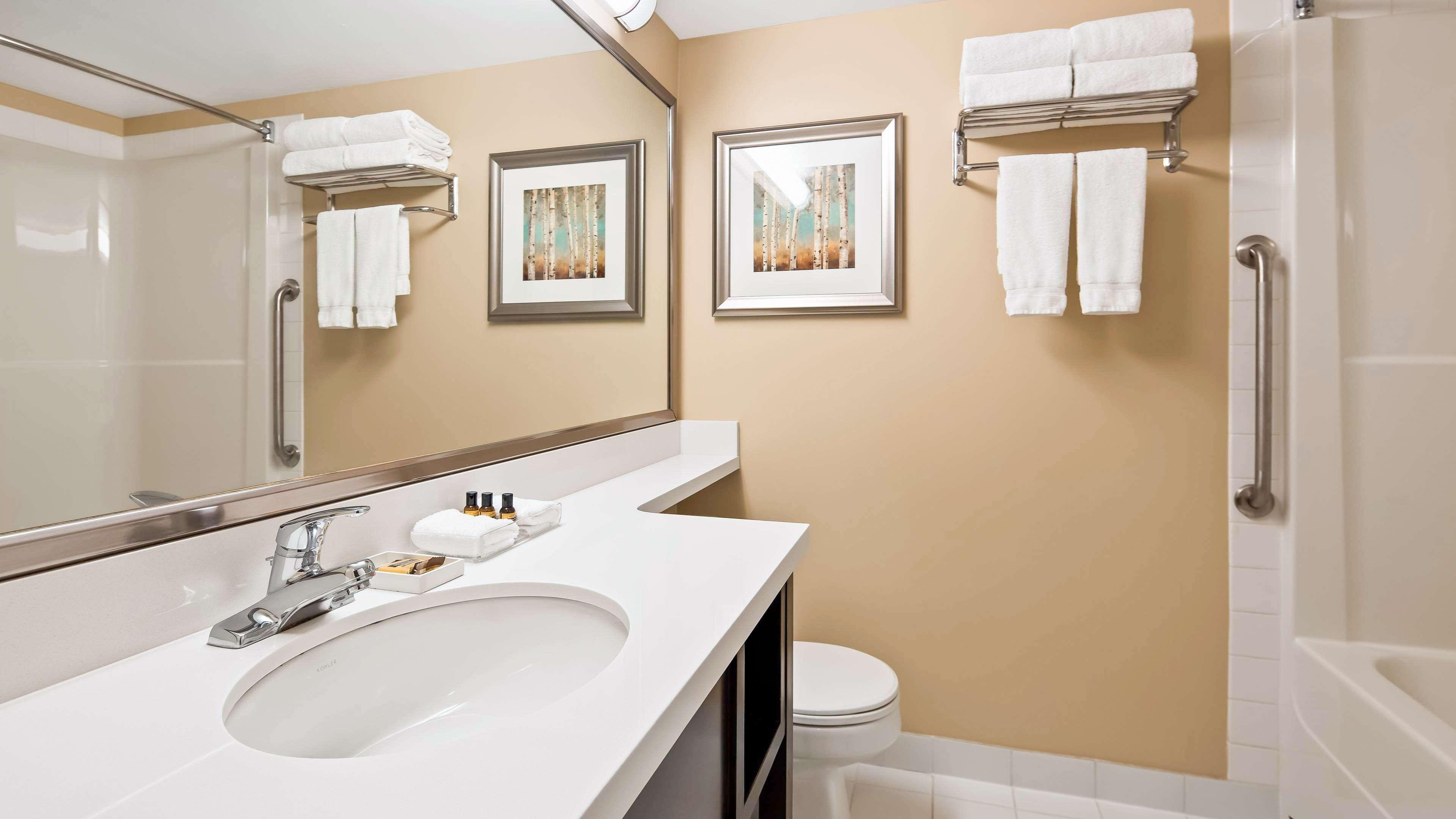 Best Western Plus Winnipeg Airport Hotel Exterior photo