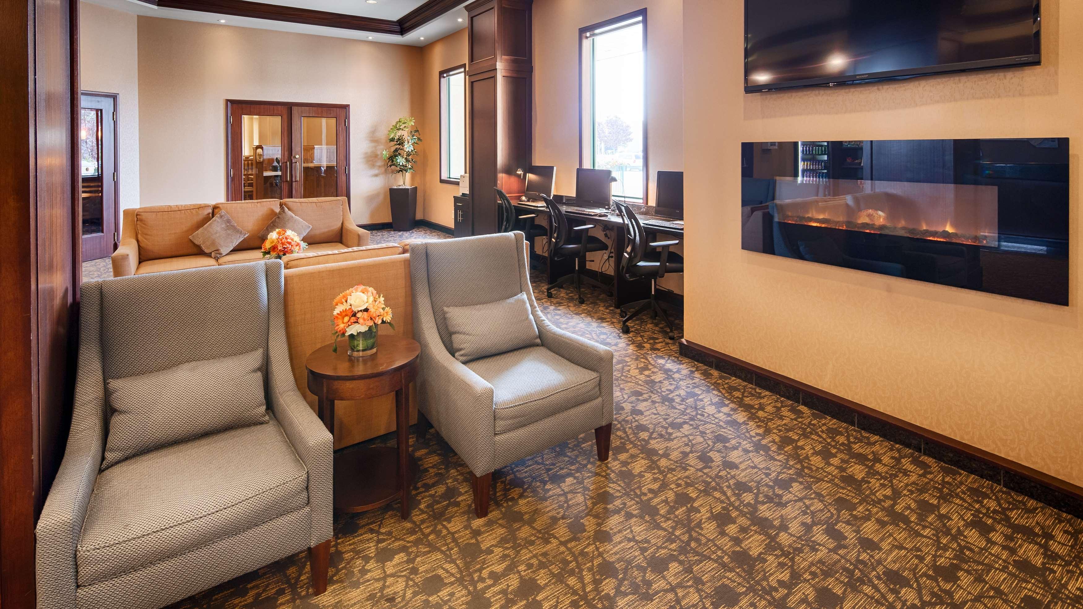 Best Western Plus Winnipeg Airport Hotel Exterior photo