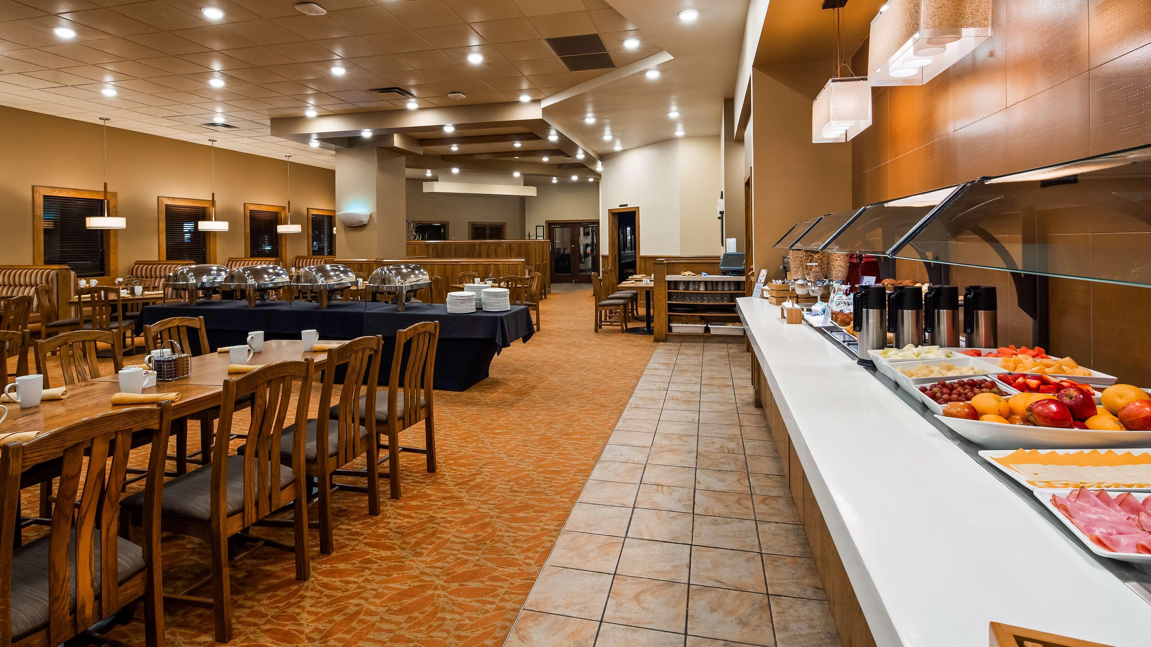 Best Western Plus Winnipeg Airport Hotel Exterior photo