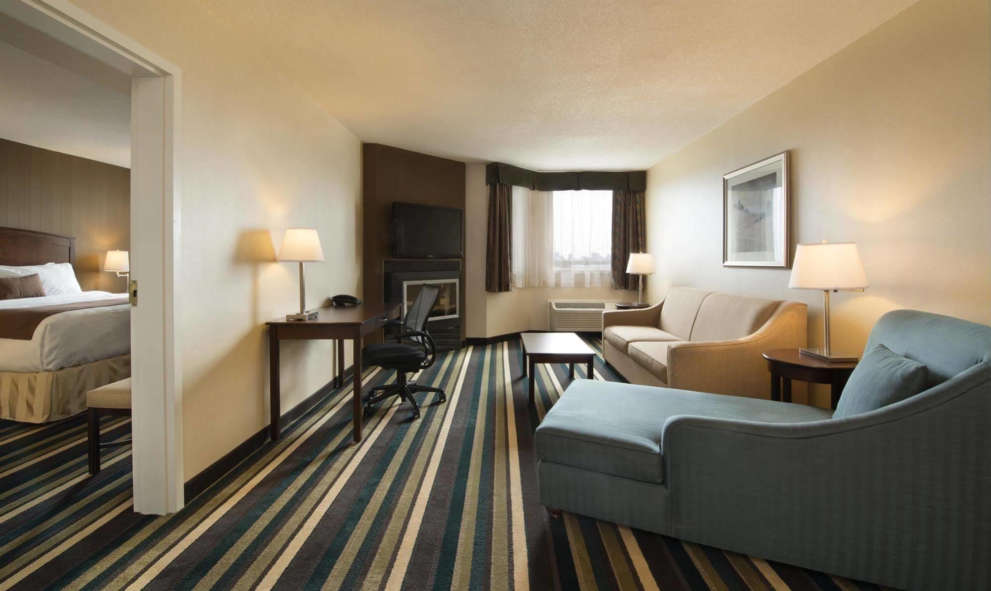 Best Western Plus Winnipeg Airport Hotel Exterior photo